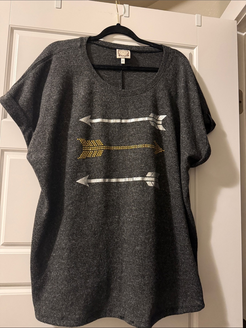 Cozy Arrow Graphic Short Sleeve Tee - Dark Gray